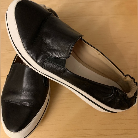 Ron White - Women’s Nell Ultralight Slip-On Black & White Sneaker (37- US 6 1/2) - Picture 2 of 8